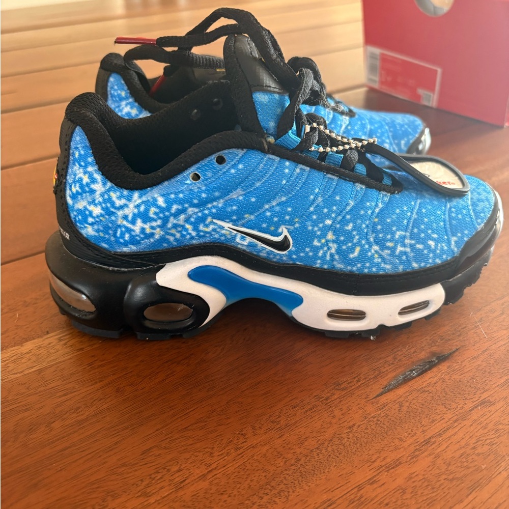 New! Never been worn kids NIKE air max plus sneakers. Size 1Y